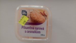 Pikantná syrová nátierka s cesnakom, krajina pôvodu: Česká republika, DS: 16.10.2023 odobrata na označenie údajov na etikete a na imunochemické skúšky. Vo vyšetrovanej vzorke bola zistená zistená prítomnosť horčice. Obsah horčičného prášku bol 7,79 mg/kg.