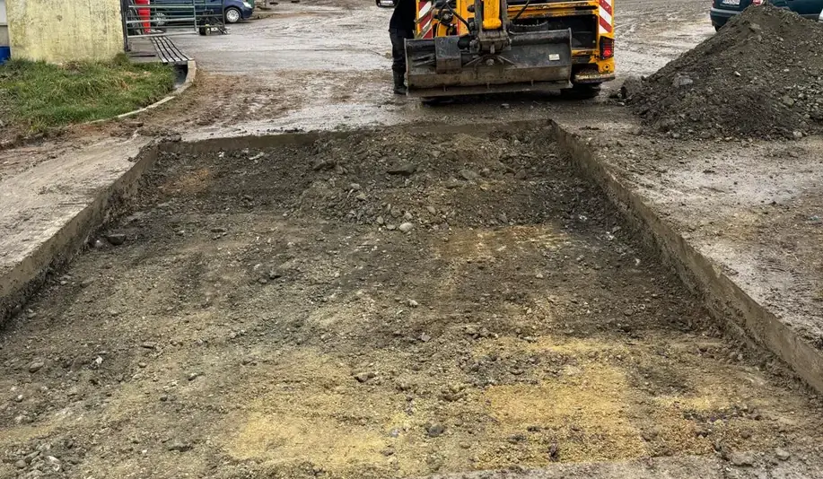 Obnova v minulosti zabetónovaného dezinfekčného brodu na farme. (foto MVDr.T.Č., marec 2025)