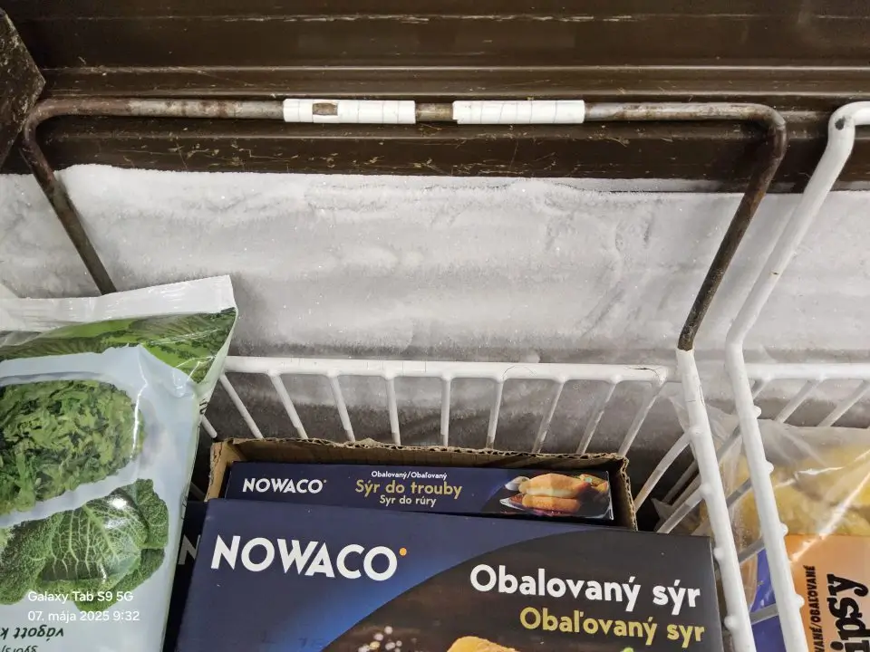 RVPS SA Poškodený a skorodovaný mraziaci box v predajni
