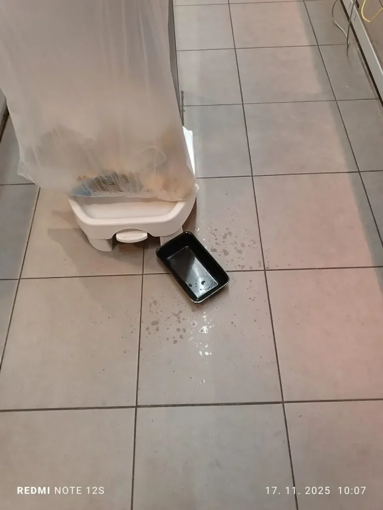 V čase kontroly počas dažďa vtekala do prevádzky z poškodenej strechy voda