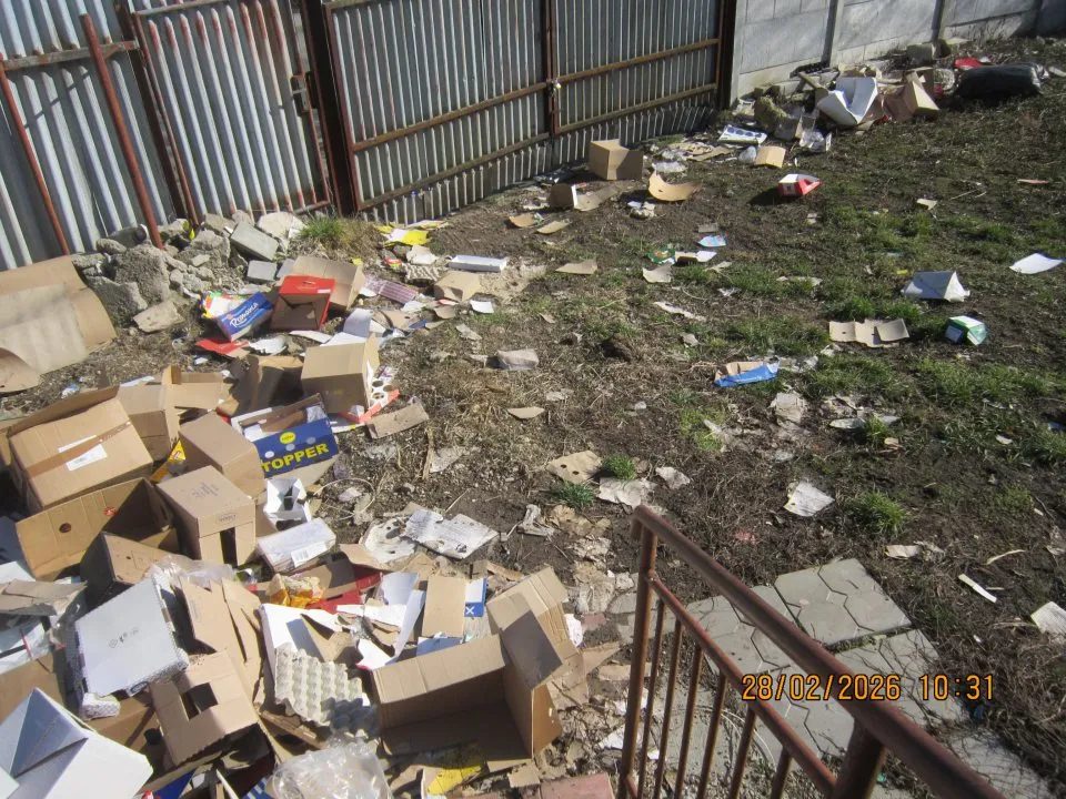 Okolie predajne znečistené odpadom