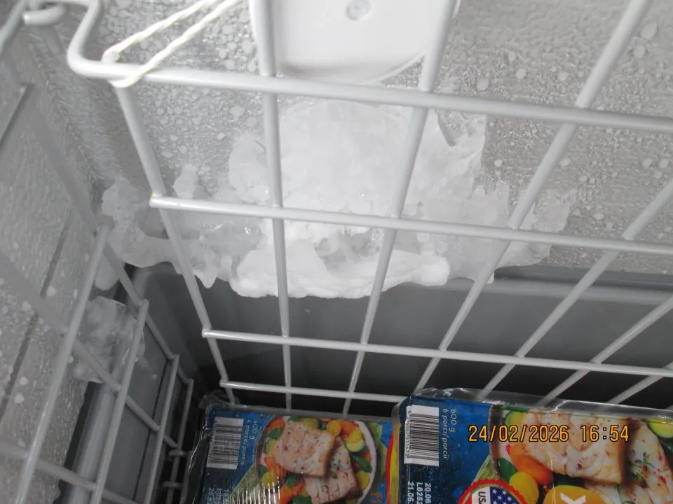 V mraziacom zariadení s výrobkami zistená hrubá námraza