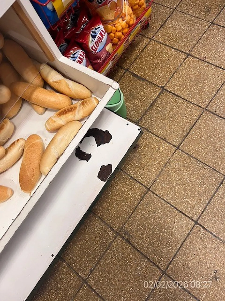 Nevyhovujúci stav regálu v predajni s pekárskymi výrobkami