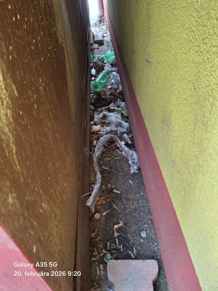 Znečistený vonkajší priestor medzi budovou predajne a skladom