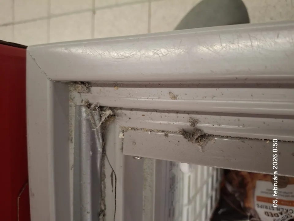 Znečistená časť zariadenia v predajni