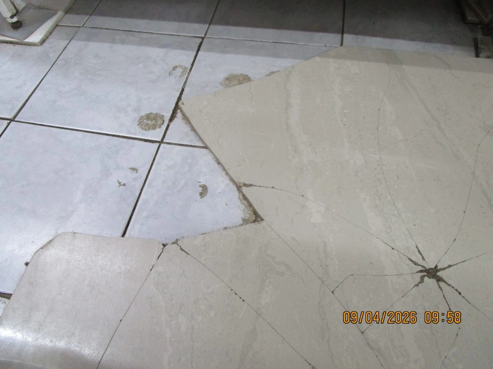 RVPS TV Poškodená podlaha na predajnej ploche