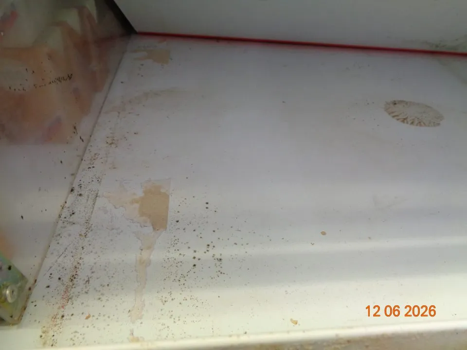Znečistená vitrína na predaj mliečnych výrobkov